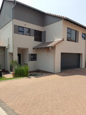 Townhouse For Sale in Amorosa, Roodepoort