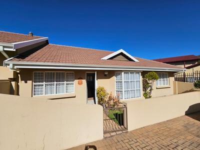 Townhouse For Sale in Discovery, Roodepoort